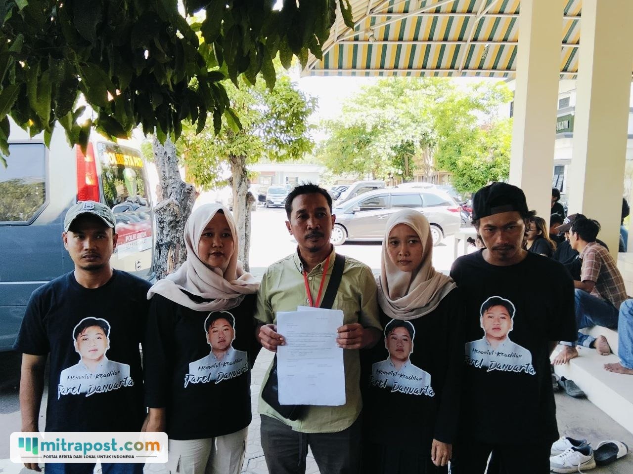 Foto : Keluarga korban kasus Tongtek di Talun Kayen datangi Polresta Pati. (Sumber. Mitrapost.com/ Ilham)