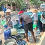 Foto : Warga desa di Kabupaten Pati terdampak kekeringan. (Dok. Humas Polresta Pati) Foto : Warga desa di Kabupaten Pati terdampak kekeringan. (Dok. Humas Polresta Pati)
