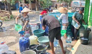 Foto : Warga desa di Kabupaten Pati terdampak kekeringan. (Dok. Humas Polresta Pati)