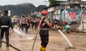 Banjir Bandang dan Tanah Longsor Solok: 2 Warga Hilang, Pemkab Tetapkan Darurat Bencana/humas polri
