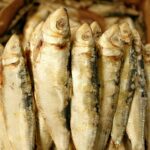 Viral Pria Semprot Insektisida ke Ikan Asin, Apa Bahaya yang Timbul bagi Konsumen?
