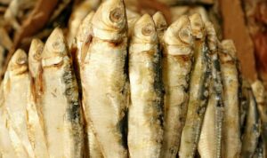 Viral Pria Semprot Insektisida ke Ikan Asin, Apa Bahaya yang Timbul bagi Konsumen?