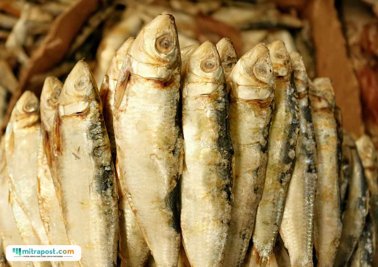 Viral Pria Semprot Insektisida ke Ikan Asin, Apa Bahaya yang Timbul bagi Konsumen?
