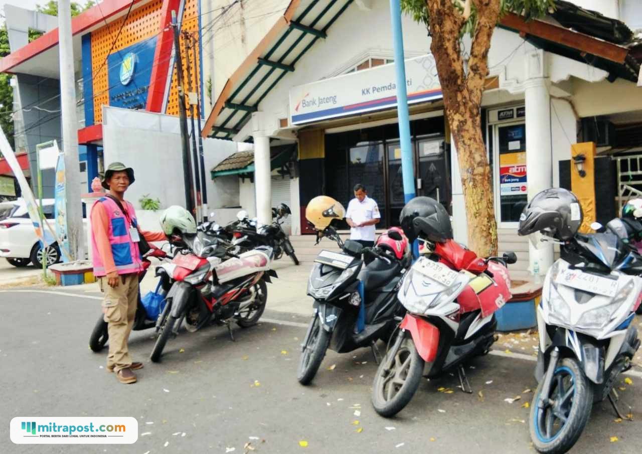 Foto : Parkir Tepi jalan umum di area Alun-alun Simpang Lima Pati. (Sumber. Mitrapost.com/ Ilham) Foto : Parkir Tepi jalan umum di area Alun-alun Simpang Lima Pati. (Sumber. Mitrapost.com/ Ilham)