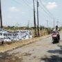 Foto : Jalan di Bumirejo Kecamatan Margorejo dipasangi spanduk bernada kritik. (Sumber. Mitrapost.com/ Ilham)
