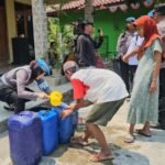 Foto : Dropping bantuan air oleh Polresta Pati, belum lama ini. (Dok. Humas Polresta Pati)