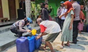 Foto : Dropping bantuan air oleh Polresta Pati, belum lama ini. (Dok. Humas Polresta Pati)