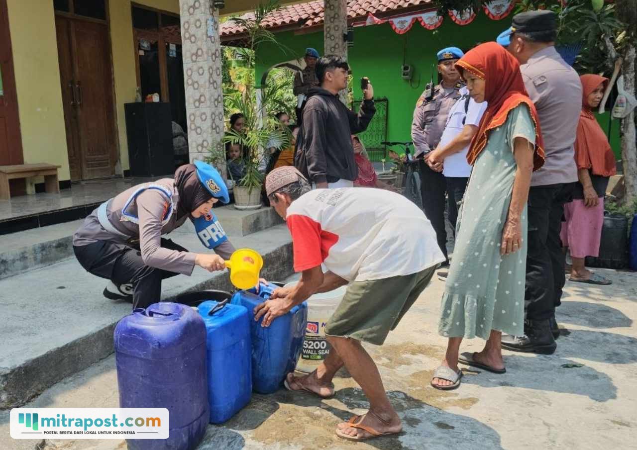 Foto : Dropping bantuan air oleh Polresta Pati, belum lama ini. (Dok. Humas Polresta Pati)