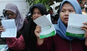 Foto : Warga menunjukkan tabungan di KSP Arrahmah Kecamatan Sukolilo Pati. (Sumber. Mitrapost.com/ Ilham)