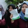 Foto : Warga menunjukkan tabungan di KSP Arrahmah Kecamatan Sukolilo Pati. (Sumber. Mitrapost.com/ Ilham)
