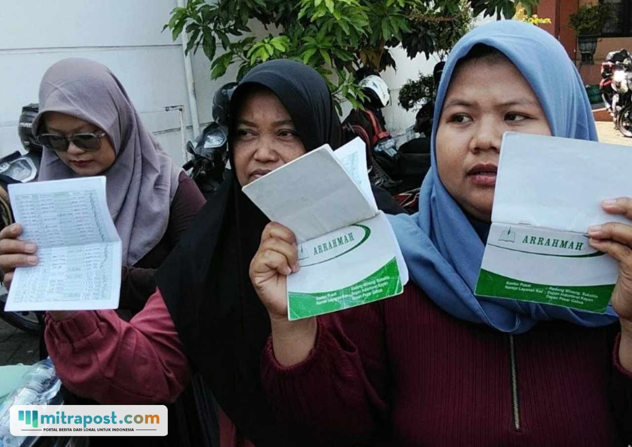 Foto : Warga menunjukkan tabungan di KSP Arrahmah Kecamatan Sukolilo Pati. (Sumber. Mitrapost.com/ Ilham)