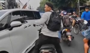 Viral Pemotor Terobos Iring-iringan Pejabat Demi Ambulans yang Bawa Ayahnya Bisa Lewat/tangkap layar