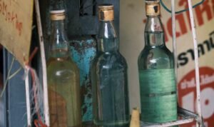 Viral! Pria Berpakaian Ojol Diduga Jual BBM ke WNA di Bali Seharga Rp200 Ribu per 1,5 Liter Viral! Pria Berpakaian Ojol Diduga Jual BBM ke WNA di Bali Seharga Rp200 Ribu per 1,5 Liter