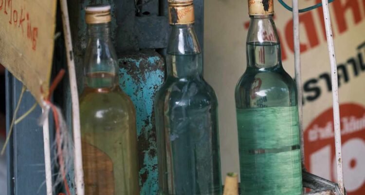 Viral! Pria Berpakaian Ojol Diduga Jual BBM ke WNA di Bali Seharga Rp200 Ribu per 1,5 Liter Viral! Pria Berpakaian Ojol Diduga Jual BBM ke WNA di Bali Seharga Rp200 Ribu per 1,5 Liter