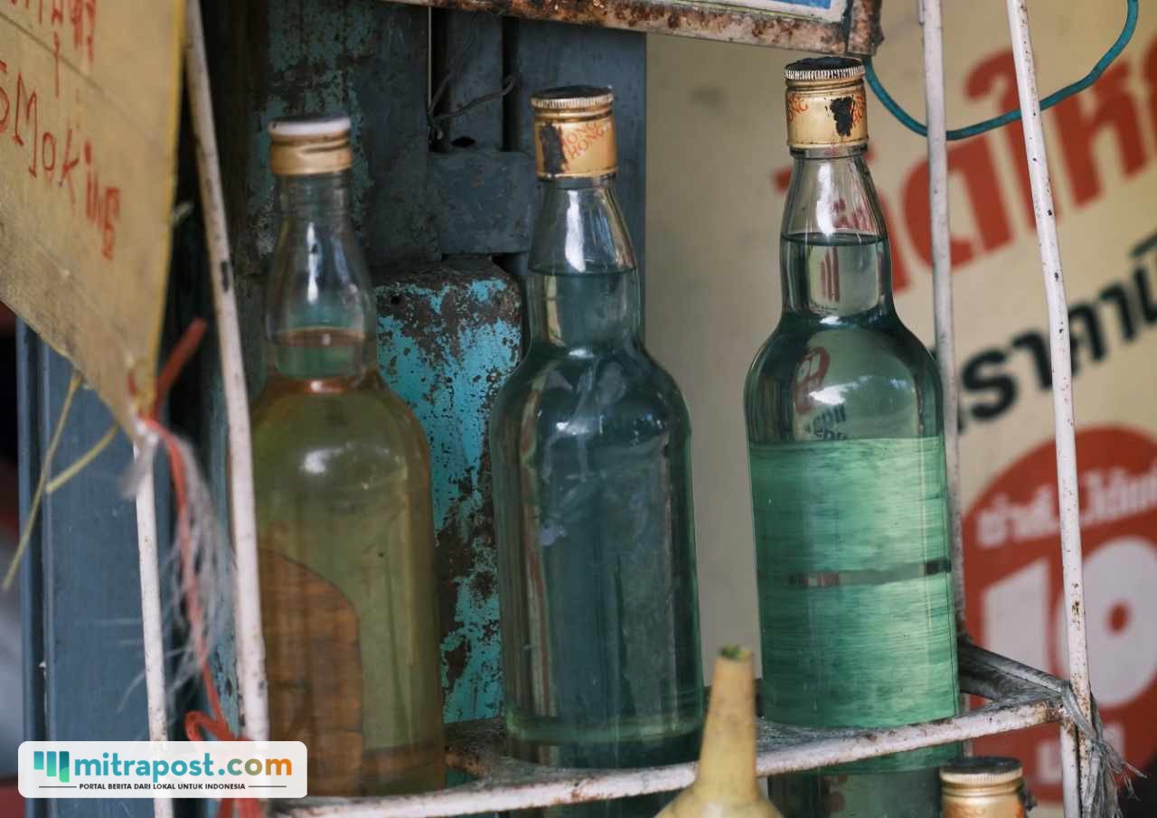 Viral! Pria Berpakaian Ojol Diduga Jual BBM ke WNA di Bali Seharga Rp200 Ribu per 1,5 Liter Viral! Pria Berpakaian Ojol Diduga Jual BBM ke WNA di Bali Seharga Rp200 Ribu per 1,5 Liter