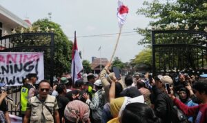 Foto : Massa GMPP masuk ke halaman pendopo kabupaten Pati. (Sumber. Mitrapost.com/ Ilham) Foto : Massa GMPP masuk ke halaman pendopo kabupaten Pati. (Sumber. Mitrapost.com/ Ilham)