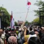 Foto : Massa GMPP masuk ke halaman pendopo kabupaten Pati. (Sumber. Mitrapost.com/ Ilham)