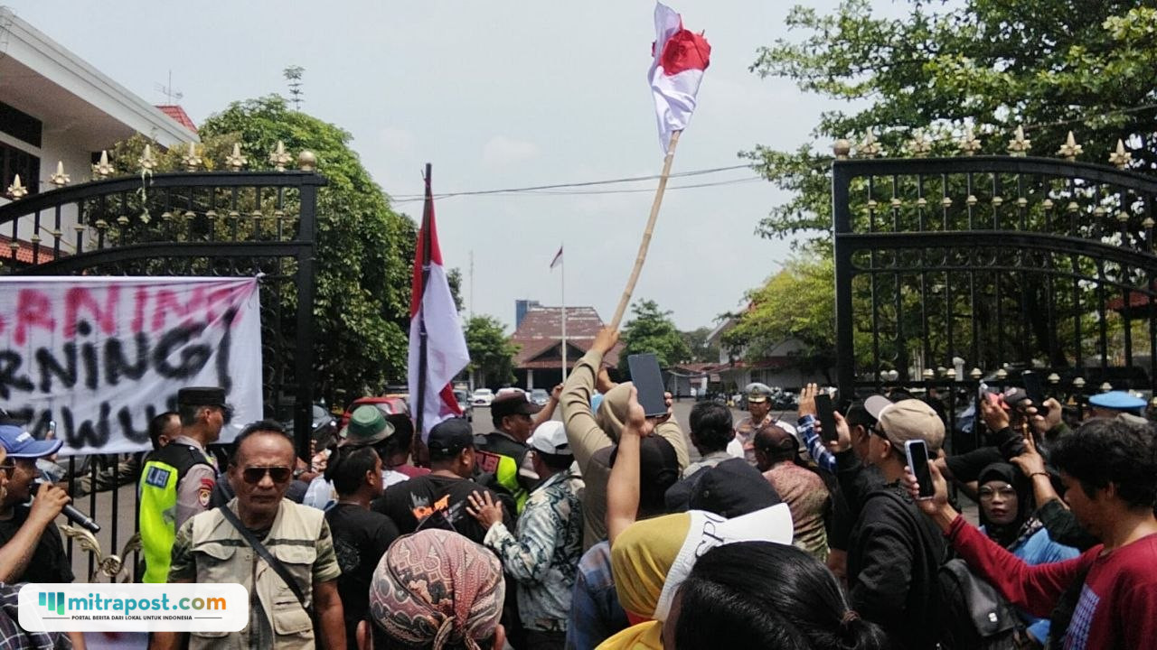 Foto : Massa GMPP masuk ke halaman pendopo kabupaten Pati. (Sumber. Mitrapost.com/ Ilham) Foto : Massa GMPP masuk ke halaman pendopo kabupaten Pati. (Sumber. Mitrapost.com/ Ilham)
