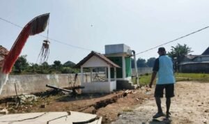 Foto : Retakan tanah di pinggiran sungai Silugonggo Pati tepat Desa Tondomulyo Kecamatan Jakenan, belum lama ini. (Sumber. Mitrapost.com/ Ilham)