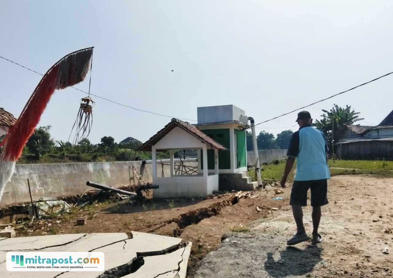 Foto : Retakan tanah di pinggiran sungai Silugonggo Pati tepat Desa Tondomulyo Kecamatan Jakenan, belum lama ini. (Sumber. Mitrapost.com/ Ilham)