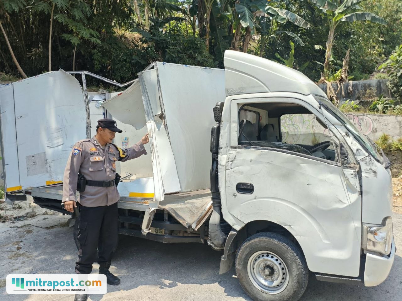 kecelakaan Foto : Kondisi truk yang terguling di Letter S Desa Sukolilo Kecamatan Sukolilo Pati. (Dok. Polsek Sukolilo)