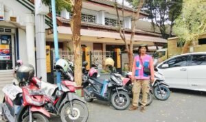 Foto : Juru parkir di kawasan Alun-alun Simpang Lima Pati. (Sumber. Mitrapost.com/ Ilham)