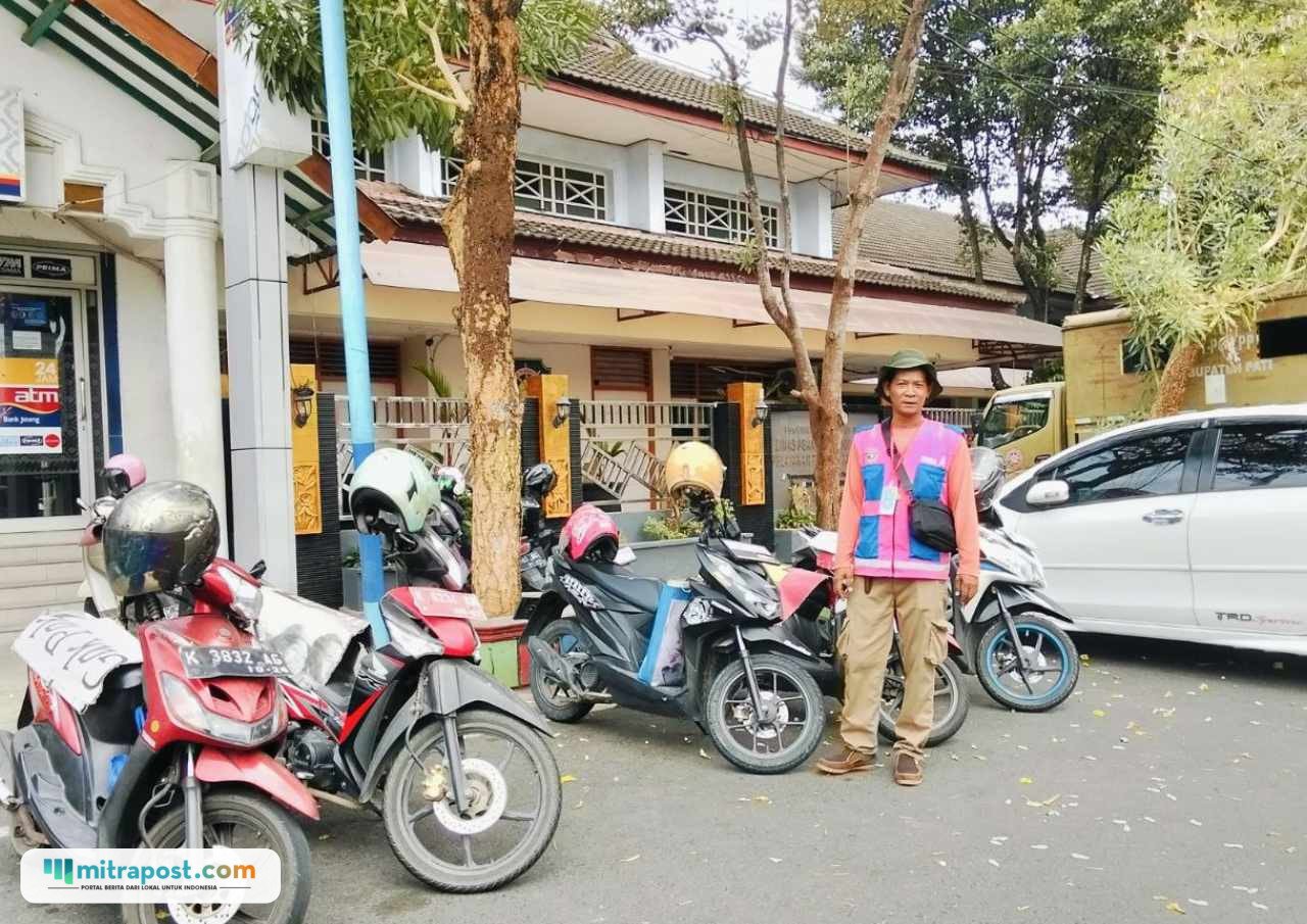 Foto : Juru parkir di kawasan Alun-alun Simpang Lima Pati. (Sumber. Mitrapost.com/ Ilham) Foto : Juru parkir di kawasan Alun-alun Simpang Lima Pati. (Sumber. Mitrapost.com/ Ilham)
