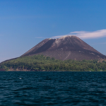 anak-krakatau Sekelompok Turis Nekat Naik Gunung Anak Krakatau, Langgar Zona Bahaya