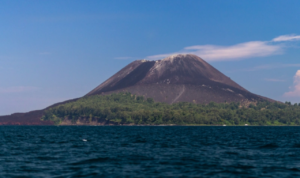 anak-krakatau Sekelompok Turis Nekat Naik Gunung Anak Krakatau, Langgar Zona Bahaya