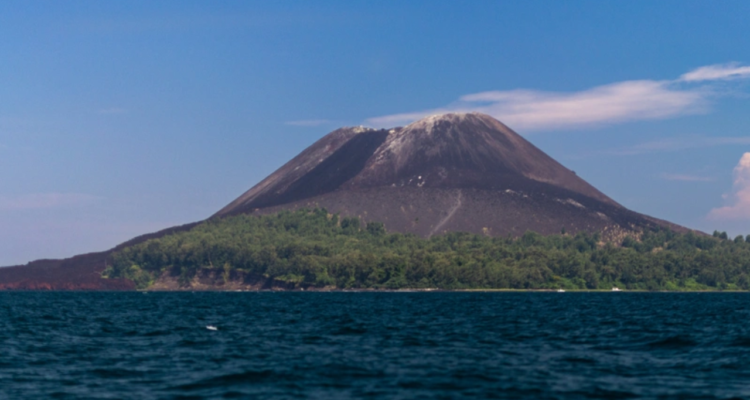anak-krakatau Sekelompok Turis Nekat Naik Gunung Anak Krakatau, Langgar Zona Bahaya
