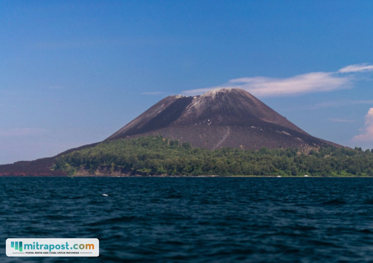 Sekelompok Turis Nekat Naik Gunung Anak Krakatau, Langgar Zona Bahaya