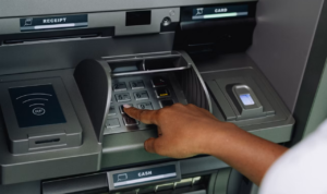Istri Polisi di Surabaya Diduga Gasak Uang Teman di ATM dan Tuduh Orang Lain