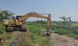 Foto : Alat berat digunakan untuk mengeruk limbah singkong dan sampah di Sungai Mbango Desa Bulumanis Lor Kecamatan Margoyoso. (Dok. DLH Kabupaten Pati)