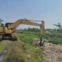 Foto : Alat berat digunakan untuk mengeruk limbah singkong dan sampah di Sungai Mbango Desa Bulumanis Lor Kecamatan Margoyoso. (Dok. DLH Kabupaten Pati)