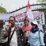 Foto : Demo GMPP di depan Kantor Bupati Pati. (Sumber. Mitrapost.com/ Ilham) Foto : Demo GMPP di depan Kantor Bupati Pati. (Sumber. Mitrapost.com/ Ilham)