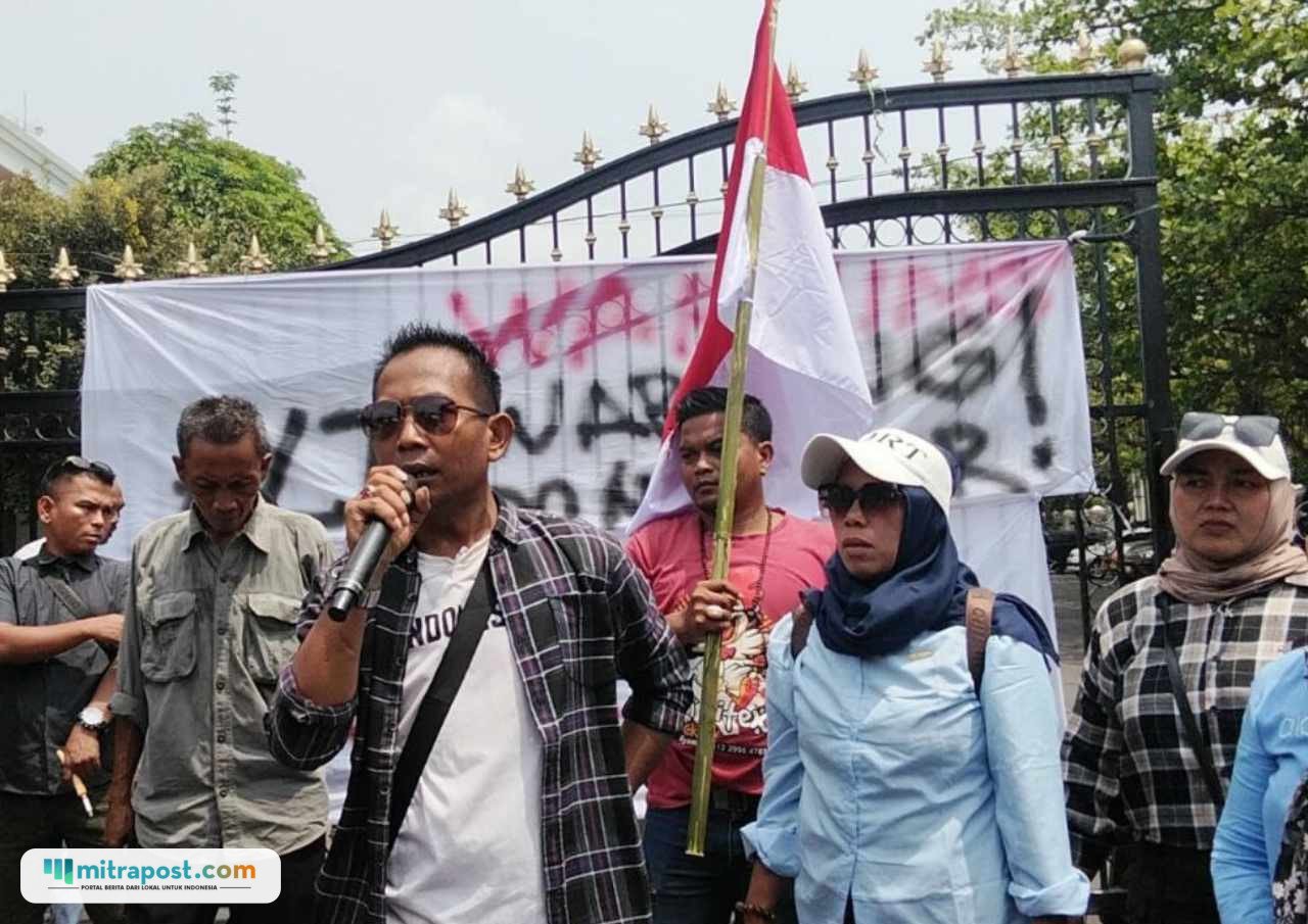 Foto : Demo GMPP di depan Kantor Bupati Pati. (Sumber. Mitrapost.com/ Ilham)