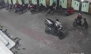 Foto : Terlihat maling motor di masjid Jami' Darussalam Desa Pekalongan Kecamatan Winong Pati. (Dok. Takmir Masjid Jami' Darussalam Desa Pekalongan)