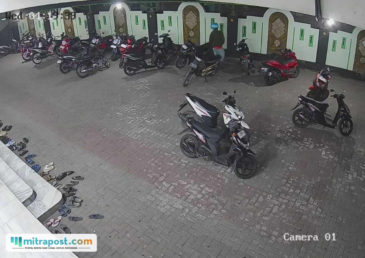 Foto : Terlihat maling motor di masjid Jami' Darussalam Desa Pekalongan Kecamatan Winong Pati. (Dok. Takmir Masjid Jami' Darussalam Desa Pekalongan)