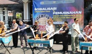 Foto : Pemusnahan rokok ilegal di halaman Pendopo Kabupaten Pati. (Sumber. Mitrapost.com/ Ilham)