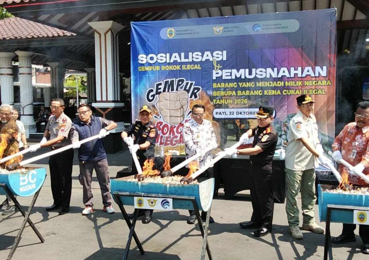 Foto : Pemusnahan rokok ilegal di halaman Pendopo Kabupaten Pati. (Sumber. Mitrapost.com/ Ilham)