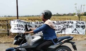 Foto : Banner dipasang di pinggir jalan rusak tepat Desa Bumirejo Kecamatan Margorejo Pati. (Sumber. Mitrapost.com/ Ilham)