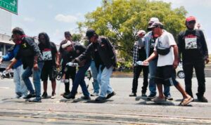 Foto : Aksi gabut bunga dan siram air doa di depan pintu gerbang Bupati Pati. (Sumber. Mitrapost.com/ Ilham)