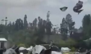Viral Puluhan Tenda Terbang Terbawa Angin di Gunung Sumbing /tangkap layar Viral Puluhan Tenda Terbang Terbawa Angin di Gunung Sumbing /tangkap layar