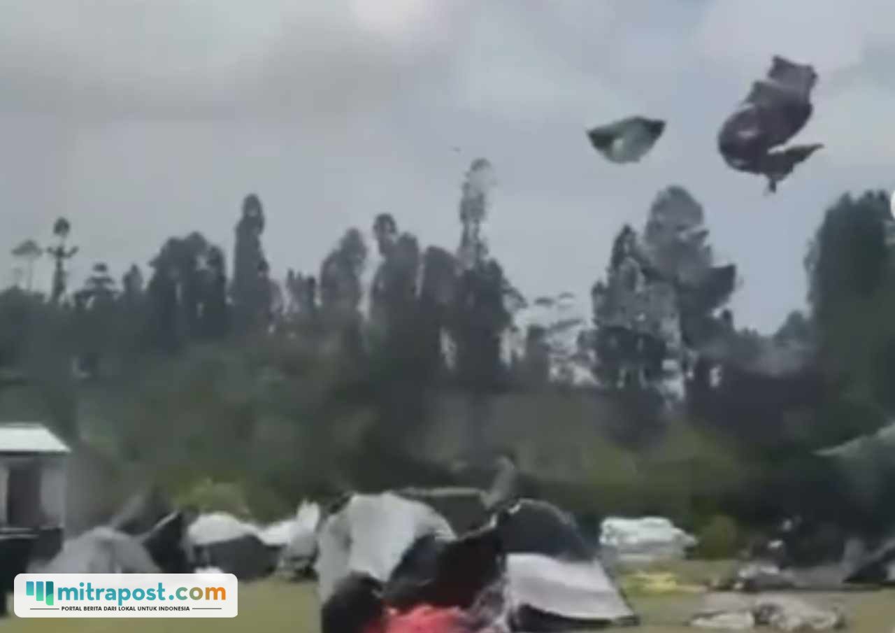 Viral Puluhan Tenda Terbang Terbawa Angin di Gunung Sumbing /tangkap layar Viral Puluhan Tenda Terbang Terbawa Angin di Gunung Sumbing /tangkap layar
