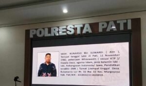 Foto : Sosok MK diperlihatkan di layar Lantai II Polresta Pati saat Konferensi Pers. (Sumber. Mitrapost.com/ Ilham)