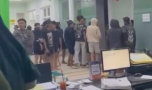 Viral Pelaku Tawuran Berhamburan Masuk ke Klinik di Rembang/tangkap layar