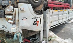 kecelakaan-truk-gembong Foto : Truk muatan Gypsum terguling di jalan Pati-Gembong tepat Desa Wonosekar. (Dok. Satlantas Polresta Pati)