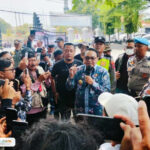 pati-1 Foto : Plt Bupati Pati, Risma Ardhi Chandra temui massa GMPP di halaman Pendopo Pati. (Sumber. Mitrapost.com/ Ilham)