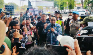 pati-1 Foto : Plt Bupati Pati, Risma Ardhi Chandra temui massa GMPP di halaman Pendopo Pati. (Sumber. Mitrapost.com/ Ilham)