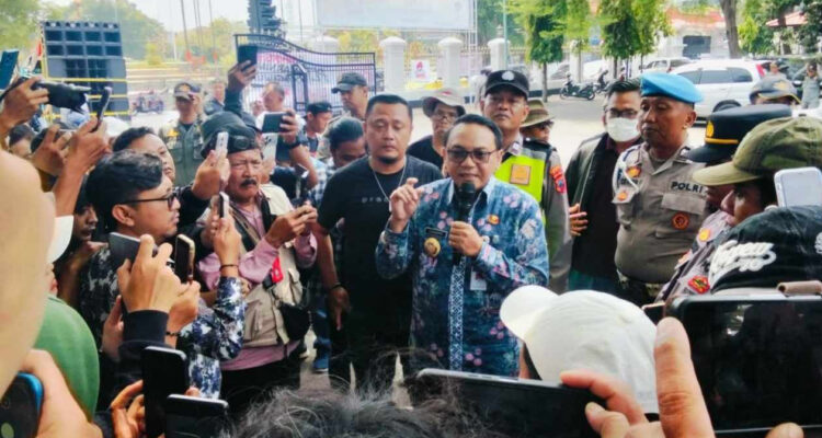 pati-1 Foto : Plt Bupati Pati, Risma Ardhi Chandra temui massa GMPP di halaman Pendopo Pati. (Sumber. Mitrapost.com/ Ilham)